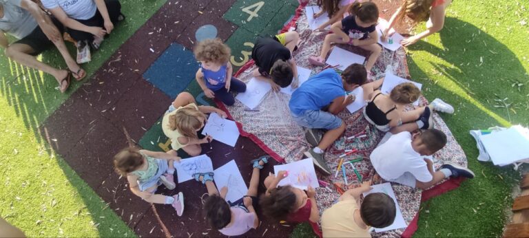 scuola all'aperto bambine bambini